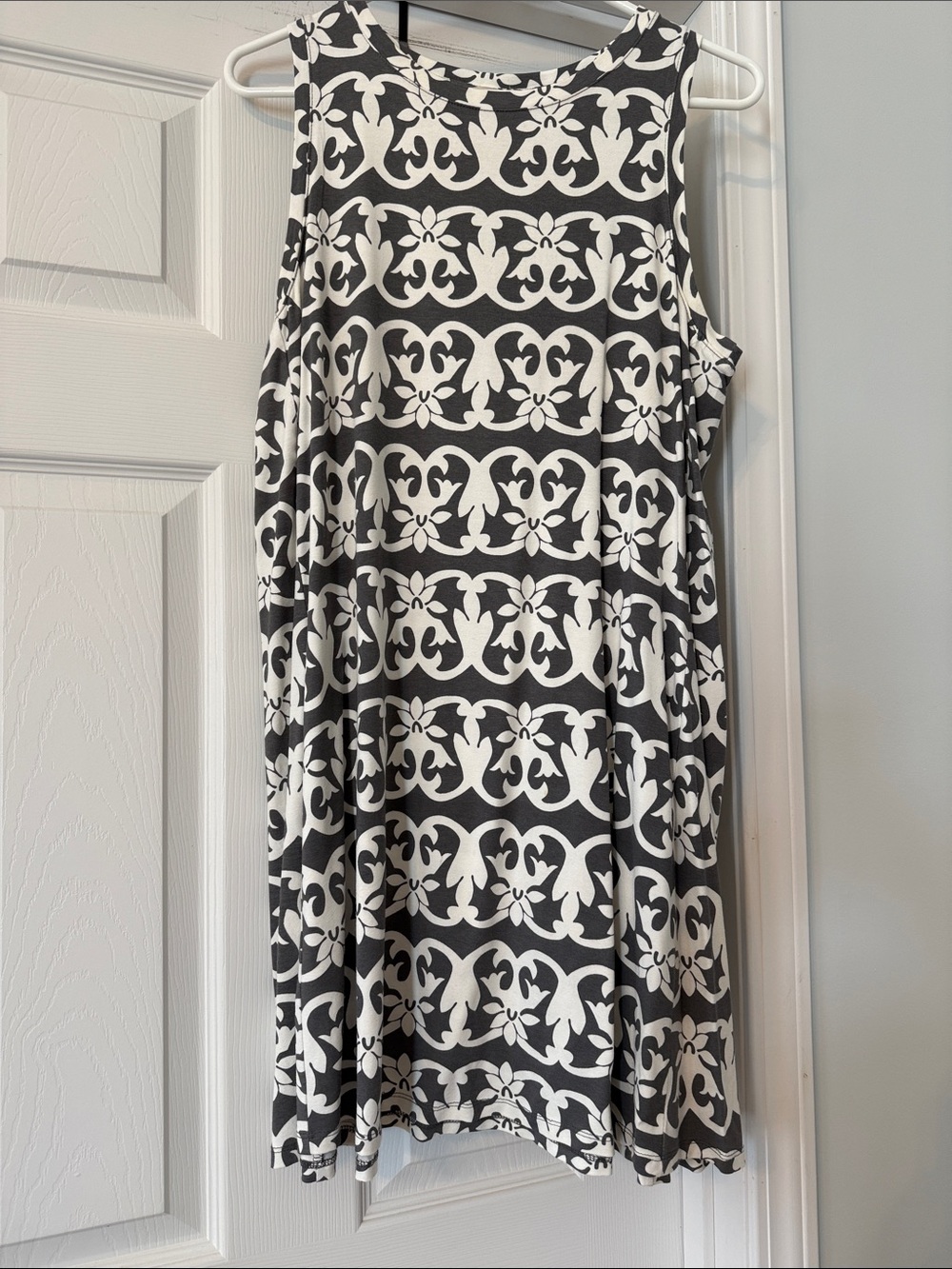 LOFT Gray and White Patterned Sleeveless Shift Dress
